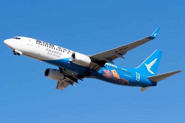苏南瑞丽航空 B737-89P(WL)