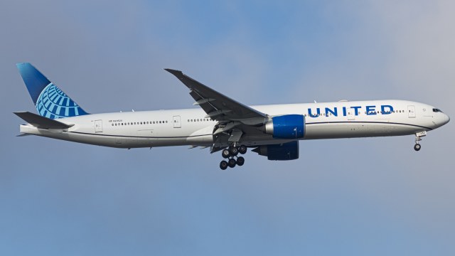 United Airlines Boeing 777-322ER